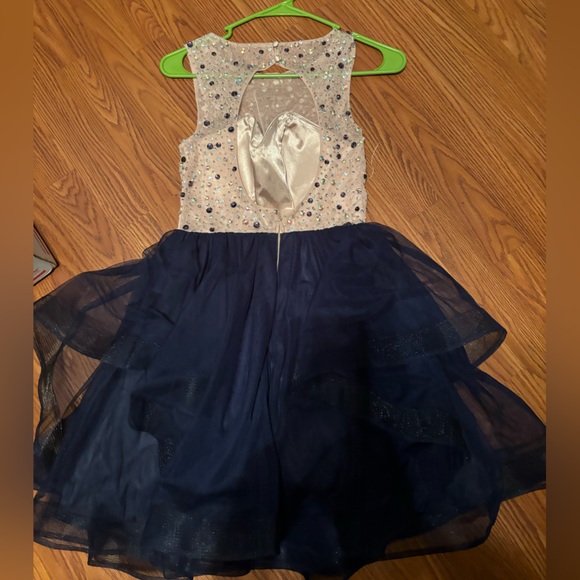 Elegant Sleeveless Dress with Embellished Bodice - Picture 5 of 7